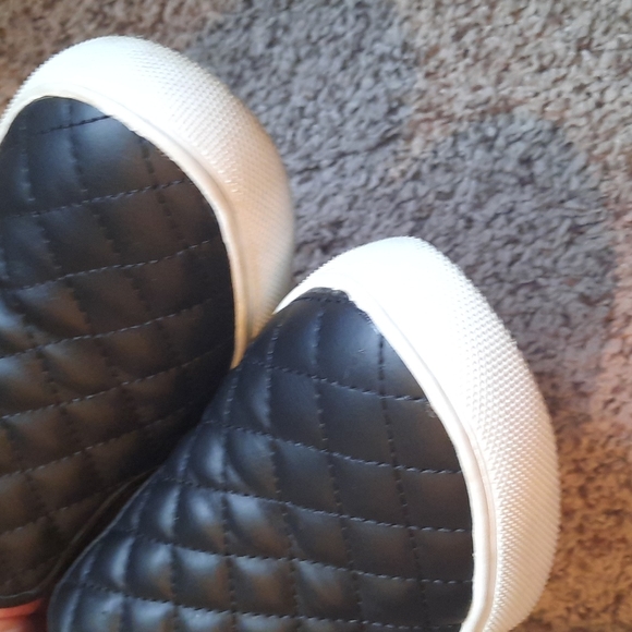 Size 8 Steve Madden black quilted skate shoes - Picture 4 of 7